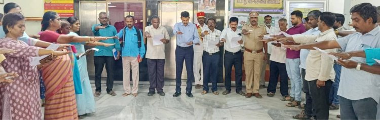 கிருஷ்ணகிரி மாவட்ட ஆட்சியர் அலுவலக வளாகத்தில், 76 -வது அரசியலமைப்பு உறுதி மொழி. !