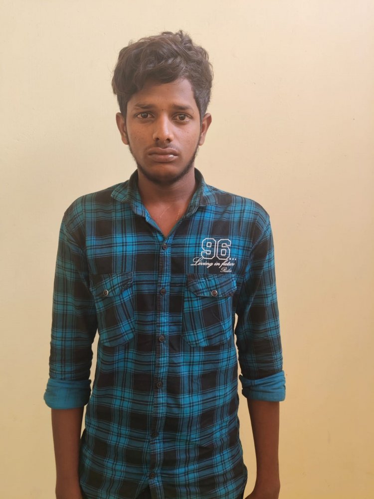 விலை உயர்ந்த பைக்கை ஆசைப்பட்டு திருடிய இருவர் சிசிடிவி பதிவால் போலீசில் சிக்கினர்.!