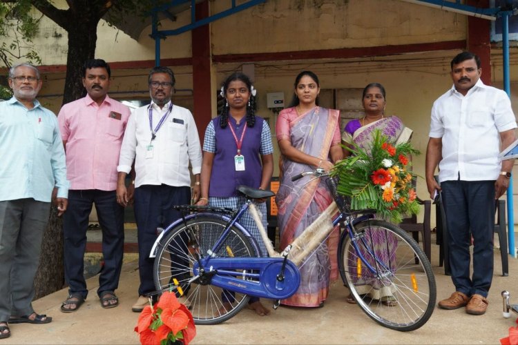 நெட்டூர் அரசு மேல்நிலைப் பள்ளியில் இலவச சைக்கிள் சேர்மன் திவ்யா மணிகண்டன் வழங்கினார் .!