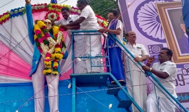 ஊத்தங்கரையில் காங்கிரஸ் கட்சி சார்பில் முன்னாள் சேர்மன் ஆறுமுகம் டாக்டர் அம்பேத்கரின் திரு உருவச்சிலைக்கு  மாலை அணிவித்து மரியாதை செலுத்தினார்.!