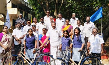 மேலகரம்,குற்றாலம் அரசுபள்ளி மாணவர்களுக்கு விலையில்லா மிதி வண்டியிகளை திமுக மாவட்ட பொறுப்பாளர் ஜெயபாலன் வழங்கினார்.!