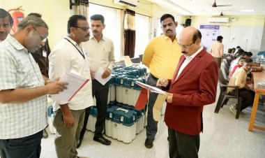 மின்னனு வாக்கு பதிவு இயந்திரங்கள் முதல் நிலை சரிப்பார்ப்பு பணிகளை, கர்நாடக மாநில இணை தலைமை தேர்தல் அலுவலரும், மின்னணு வாக்குப்பதிவு இயந்திரங்கள் பொறுப்பு அலுவலருமான வி.ராகவேந்திரா நேரில் பார்வையிட்டார்.!