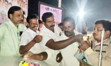 விஜயபிரபாகரன் பிறந்த நாளை பாலாபிஷேகம் செய்தும், கேக் வெட்டியும் கொண்டாடிய தேமுதிக. !