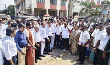 தென்காசியில் இ ஃபைலிங் முறையை ரத்து செய்ய கோரி வழக்கறிஞர்கள் போராட்டம் , மாநில கூட்டமைப்பின் தலைவர் மாரப்பன் பங்கேற்பு.!