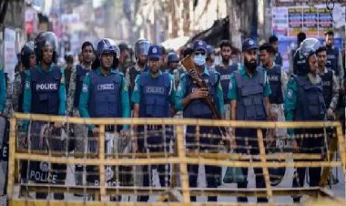 டாக்காவில் இந்தியாவிற்கு எதிராக கோசமிட்டுச் சென்ற கூட்டத்தினை தடுத்து நிறுத்திய வங்கதேச போலீசார். !