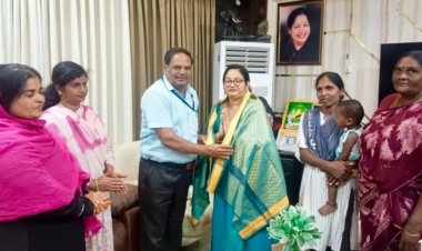 அதிமுக வில் இணைந்த திமுக நகர செயலாளர் நவாப்பை டாக்டர் சந்திரமோகன் பொன்னாடை அணிவித்து பணி சிறக்க வாழ்த்தினார்.!