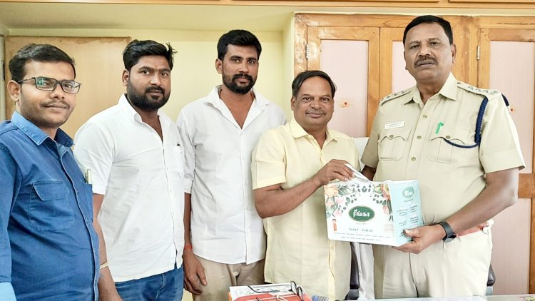 பர்கூர் சரக காவல் கூடுதல் கண்காணிப்பாளர்  முத்து கிருஷ்ணனை சமுக நுகர்வோர் பாதுகாப்பு நலசங்கத்தின் மாநில பொதுச் செயலாளர் நேரில் சந்தித்து மனு அளித்தார். !