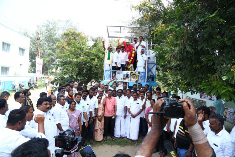 கிருஷ்ணகிரி வட்டார வளர்ச்சி அலுவலகத்தின் அருகில் உள்ள டாக்டர் அம்பேத்கர் திருவுருவ சிலைக்கு மாலை அணிவித்த எம்.எல்.ஏ .!