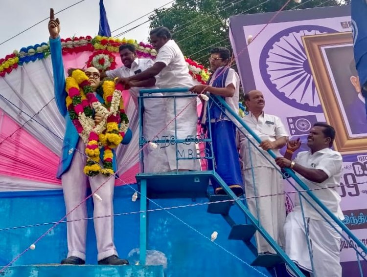 ஊத்தங்கரையில் காங்கிரஸ் கட்சி சார்பில் முன்னாள் சேர்மன் ஆறுமுகம் டாக்டர் அம்பேத்கரின் திரு உருவச்சிலைக்கு  மாலை அணிவித்து மரியாதை செலுத்தினார்.!