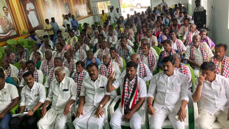 அதிமுகவில் இணைந்த விசிகவினர் : தமிழகத்தில் 70 ஆண்டில் இல்லாத கடன், 5 ஆண்டு திமுக ஆட்சியில் வந்துள்ளது, முன்னாள் அமைச்சர் பாலகிருஷ்ண ரெட்டி குற்றச்சாட்டு.!