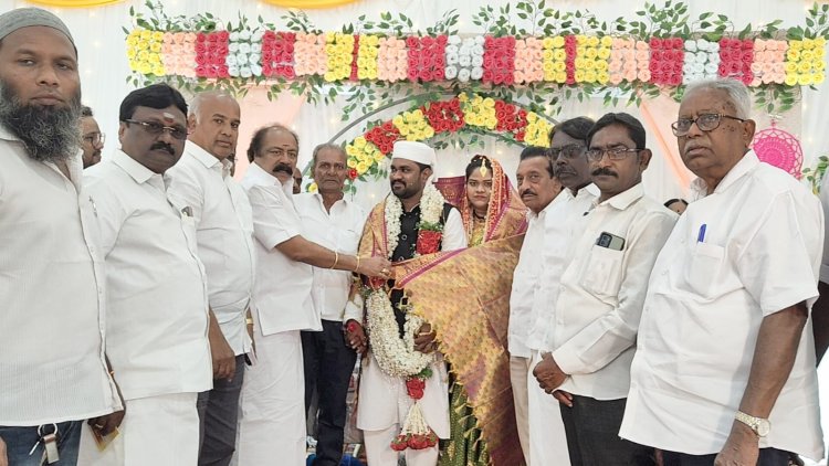 கிருஷ்ணகிரியில் நடைபெற்ற காங்கிரஸ் நிர்வாகியின் திருமண விழாவில் காங்கிரஸ் நாடாளுமன்ற உறுப்பினர் கோபிநாத் கலந்துகொண்டு மணமக்களை வாழ்த்தினார்.!