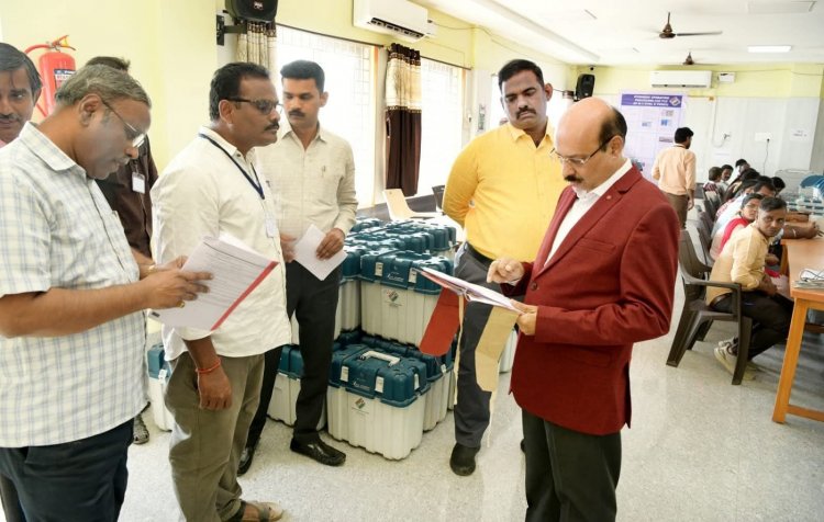 மின்னனு வாக்கு பதிவு இயந்திரங்கள் முதல் நிலை சரிப்பார்ப்பு பணிகளை, கர்நாடக மாநில இணை தலைமை தேர்தல் அலுவலரும், மின்னணு வாக்குப்பதிவு இயந்திரங்கள் பொறுப்பு அலுவலருமான வி.ராகவேந்திரா நேரில் பார்வையிட்டார்.!