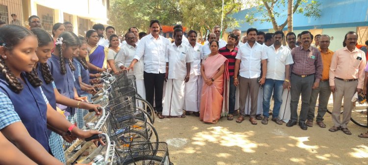 மேலரி கொட்டாய், சிந்தகம்பள்ளி ஆகிய அரசு உயர் நிலைப்பள்ளிகளில் படிக்கும் 11-ம் வகுப்பு படிக்கும் மாணவ மாணவிகளுக்கு தமிழக அரசின் விலையில்லா மிதிவண்டிகள் மற்றும் நிதி வழங்கும் விழா நடைபெற்றது.!