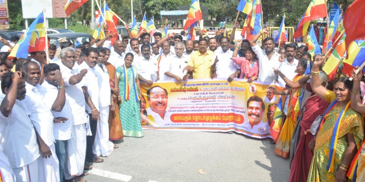 பாமக நிறுவனர் ராமதாஸ் அணியின் பாட்டாளி மக்கள் கட்சி மற்றும் வன்னியர் சங்கம் இணைந்து கோரிக்கைகளை வலியுறுத்தி கவன ஈர்ப்பு ஆர்ப்பாட்டத்தில் ஈடுபட்டனர்.! 