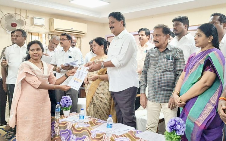 கிருஷ்ணகிரியில் நடைபெற்ற வேலைவாய்ப்பு முகாமில் தேர்வானவர்களுக்கு பணிக்கான ஆணைகளை வழங்கிய எம்.எல்.ஏ.!