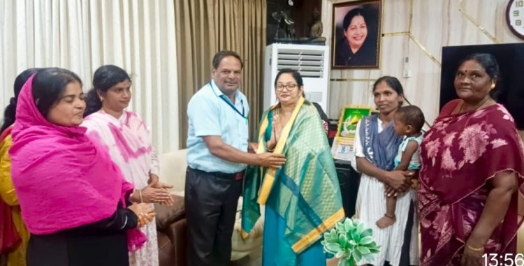 அதிமுக வில் இணைந்த திமுக நகர செயலாளர் நவாப்பை டாக்டர் சந்திரமோகன் பொன்னாடை அணிவித்து பணி சிறக்க வாழ்த்தினார்.!