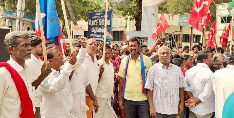 மகாத்மா காந்தி தேசிய ஊரக வேலை உறுதி திட்டத்தின் பெயரை மாற்றிய மத்திய அரசின் செயலைக் கண்டித்து அதற்கு ஒத்து ஊதும் அதிமுகவை கண்டித்து மாபெரும் கண்டன ஆர்ப்பாட்டம் நடைபெற்றது.!