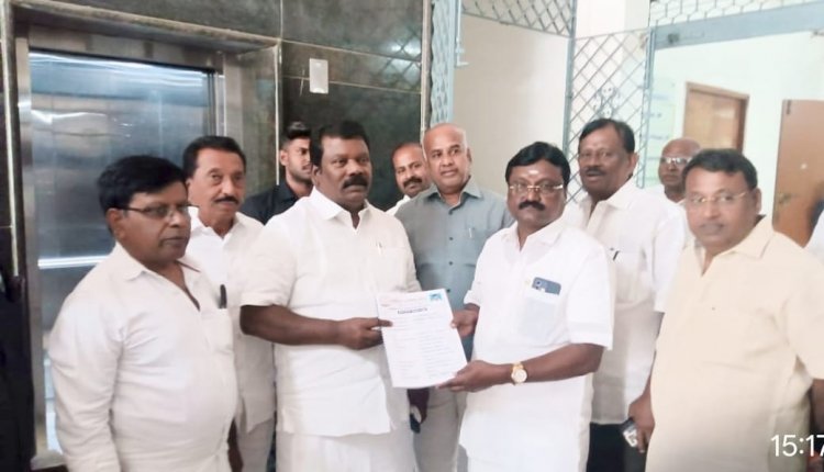 கிருஷ்ணகிரி சட்டமன்ற தொகுதியில் தேர்தலில் நிற்க கிழக்கு மாவட்ட காங்கிரஸ் துணைத் தலைவர் பி.சி.சேகர் தனது விருப்ப மனு அளித்தார்.!