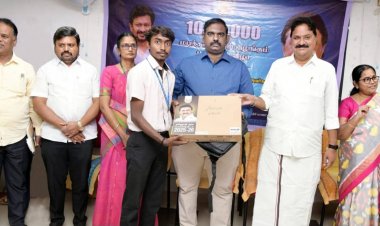 கிருஷ்ணகிரி கல்லூரிகளில் இறுதியாண்டு பயிலும் 766 மாணவ, மாணவிகளுக்கு மடிக்கணினிகள் வழங்கப்பட்டது. !