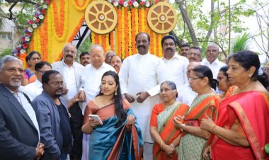 கவிப்பேரரசு வைரமுத்து, பெசன்ட் நகரில் உள்ள திருவள்ளுவர் சிலைக்கு மாலை அணிவித்தார்.!