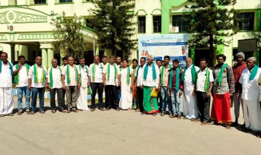 தமிழக விவசாயிகள் பாதுகாப்பு சங்கத்தினை சேர்ந்த 40 க்கும் மேற்பட்ட விவசாயிகள் கறிக்கோழிக்கு உரிய விலை நிர்ணையம் செய்ய வலியுறுத்தி விவசாயிகள் கூட்டத்தில் இருந்து தீடீரென வெளியேறிதால் பரபரப்பு. !