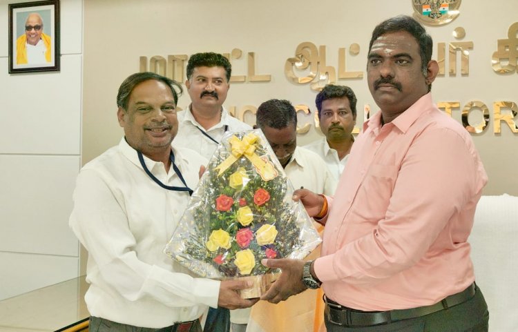 கிருஷ்ணகிரி மாவட்ட ஆட்சித்தலைவர் தினேஷ் குமாரை தேசிய மக்கள் கட்சியின் மாவட்ட தலைவர் சந்தித்து புத்தாண்டு வாழ்த்துக்கள் கூறினார். !