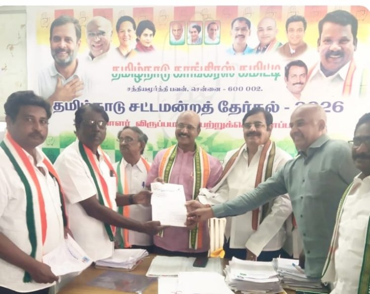தமிழக காங்கிரஸ் கட்சியின் முதன்மை செயலாளர் செல்வத்திடம் காங்கிரஸ் கட்சியின் மாநில பேச்சாளர் நாஞ்சில் ஜேசு  தனது விருப்ப மனுவினை வழங்கினார்.!