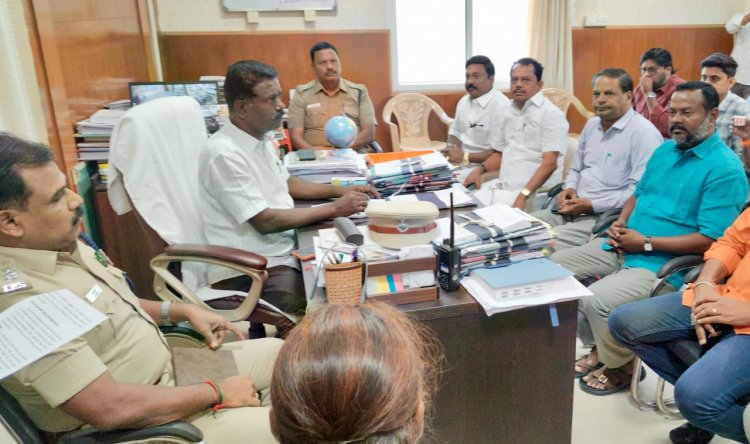 பொது இடங்களில் அரசியல் கட்சிகளின் கொடி கம்பம் அகற்றுவது மற்றும் கட்சி தலைவர்களின் சிலைகளை மறைப்பது தொடர்பான ஆலோசனைக் கூட்டம் .!