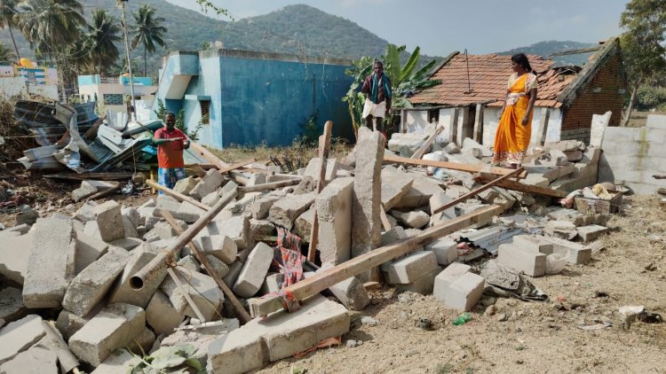 பொக்லைன் இயந்திரம் மூலம் இடித்து தள்ளி தரைமட்டமாக்கிய இராணுவ வீரரை காவல் துறையினர் கைது செய்து விசாரணை மேற்கொண்டுள்ளனர்.!