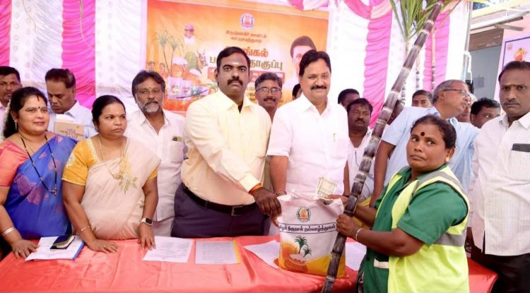 ஒரப்பம் முழு நேர நியாயவிலைக் கடையில் மாவட்டம் முழுவதும் உள்ள  5,77,217 குடும்ப அட்டைதாரர்களுக்கு ரூ.179.60 கோடி மதிப்பில் பொங்கல் தொகுப்பு. !