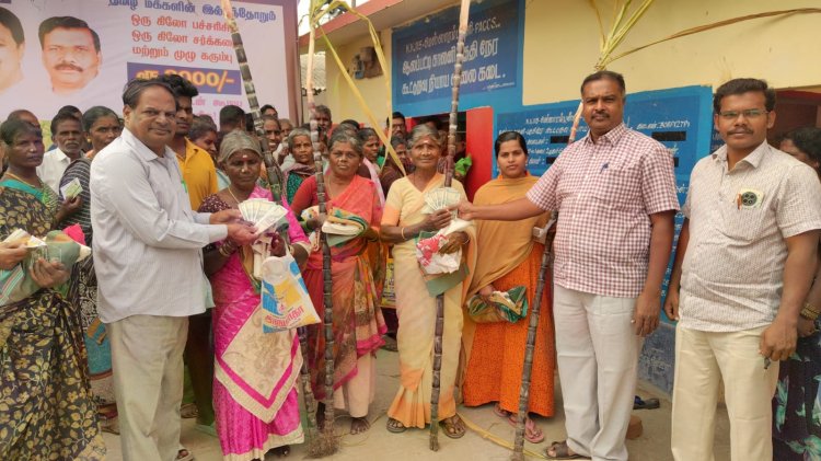 பொங்கல் பரிசான ரூ.3000 ஆயிரத்தை மக்கள் மகிழ்ச்சியுடன் வாங்கி செல்வதாக சமூக நுகர்வோர் நல பாதுகாப்பு நலச் சங்கத்தின் மாநில பொதுச் செயலாளர் டாக்டர் சந்திரமோகன் புகழாரம்..!