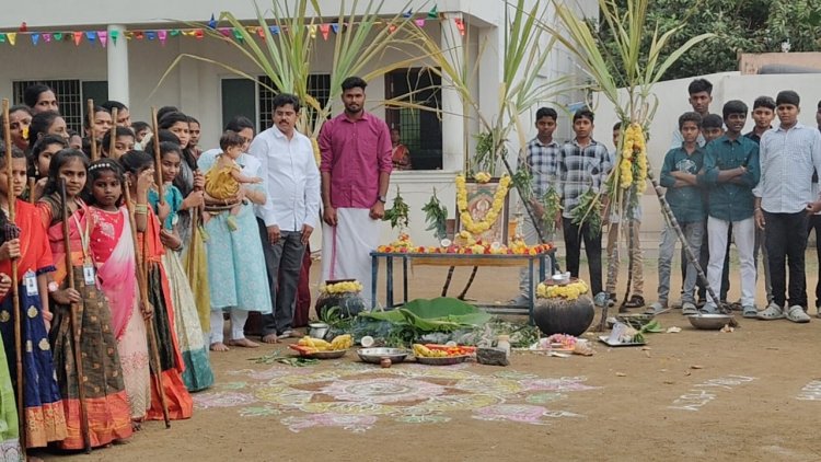 துவாரகா மெட்ரிகுலேசன் உயர்நிலைப் பள்ளியில் நடைபெற்ற பொங்கல் விழாவில் பள்ளி மாணவ ,மாணவிகள் பாரம்பரிய உடை அணிந்து கலந்து கொண்டனர்.!