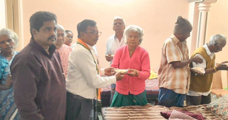 அகில இந்திய காங்கிரஸ் பொதுச் செயலாளர் பிரியங்கா காந்தி மற்றும் டாக்டர் செல்லக்குமார் ஆகியோரின் பிறந்தநாளினை முன்னிட்டு காங்கிரஸ் கட்சி சார்பில் ஆதரவற்ற முதியோர் காப்பகத்தில் கேக் வெட்டி கொண்டாடப்பட்டது.!