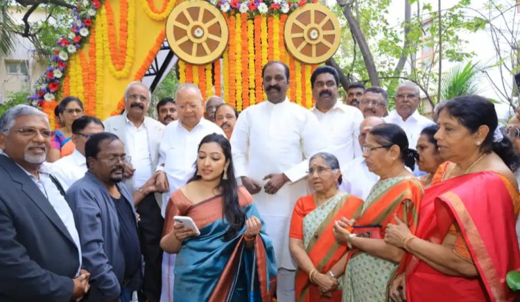 கவிப்பேரரசு வைரமுத்து, பெசன்ட் நகரில் உள்ள திருவள்ளுவர் சிலைக்கு மாலை அணிவித்தார்.!