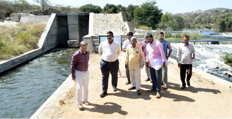 அலியாளம் அணைக்கட்டின் வலது புறக் கால்வாய் நெடுகை 8.80 கி.மீட்டரிலிருந்து புதிய வழங்கு கால்வாய் அமைத்து நீர் வழகும் திட்டப்பணியை ஆய்வு செய்த மாவட்ட ஆட்சியர். !