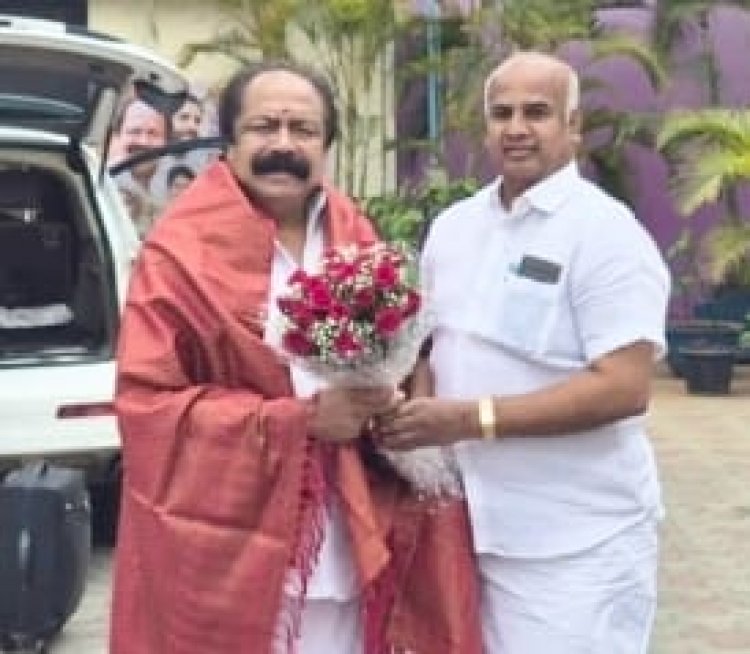 கிருஷ்ணகிரி கிழக்கு மாவட்ட காங்கிரஸ் தலைவராக புதியதாக நியமானம் செய்யப்பட்டுள்ள எம்.சி. இரகு கிருஷ்ணகிரி காங்கிரஸ் நாடாளுமன்ற உறுப்பினர் கோபிநாத்தை சந்தித்து வாழ்த்து பெற்றார். !