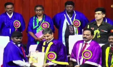 முதல்வர் ஸ்டாலின் படத்துடன் ஆளுநரிடம் பட்டம் பெற்ற மாணவர்.!