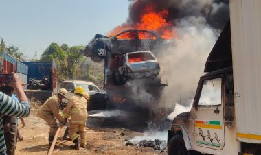 சூளகிரி காவல் நிலையம் அருகே பயங்கர தீ விபத்து : வழக்குகளில் சிக்கிய லாரி, கார்கள் எரிந்து சாம்பல்.!