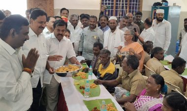 தூய்மைப் பணியாளர்களுக்கு உணவு மற்றும் நலத்திட்ட உதவிகளை மாவட்ட ஆட்சியர் மற்றும் சட்டமன்ற உறுப்பினர்கள் வழங்கி சிறப்பித்தனர்.!