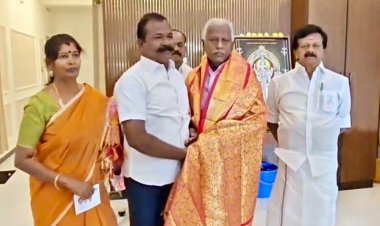 புதியதாக அதிமுக கட்சியில் தன்னை இணைத்துக் கொண்ட காவல் சிறப்பு உதவி ஆய்வாளர் வாசுதேவனுக்கு அதிமுக சால்வாவை அணிவித்த முன்னால் அமைச்சர். !