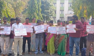 கல்லூரி வளாகத்திற்குள்ளேயே கண்களில் கறுப்பு துணியைக் கட்டியவாறு பணிப் புறக்கணிப்புப் போராட்டத்தில் ஈடுபட்ட விரிவுரையாளர்கள். !