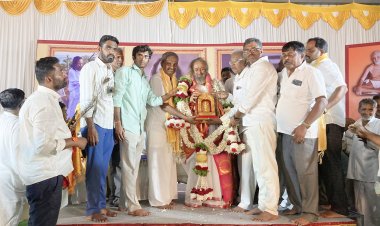 ஓசூர் தட்சின திருப்பதி கோயிலில் வெங்கடேச பெருமாளுக்கு தீபாதாரணை காட்டி வழிபாடு நடத்திய வாழும் கலை அமைப்பின் நிறுவனர் ஸ்ரீஸ்ரீ குருதேவ் ரவிசங்கர்.!