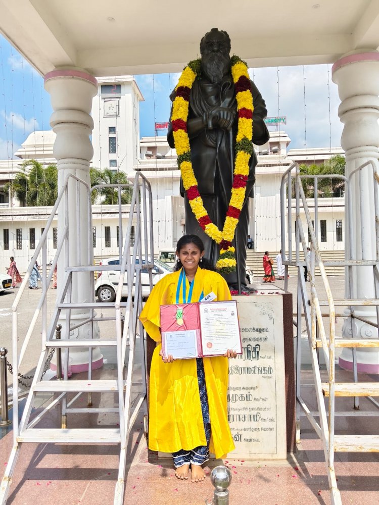 பெரியார் பல்கலைக் கழகத்தில் வணிக நிர்வாகவியலில் முதலிடம் பிடித்த ஒசூர் மாணவி ஆளுநரிடம் விருது பெற்றார்.!
