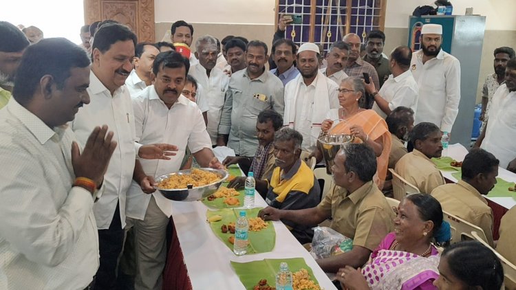 தூய்மைப் பணியாளர்களுக்கு உணவு மற்றும் நலத்திட்ட உதவிகளை மாவட்ட ஆட்சியர் மற்றும் சட்டமன்ற உறுப்பினர்கள் வழங்கி சிறப்பித்தனர்.!