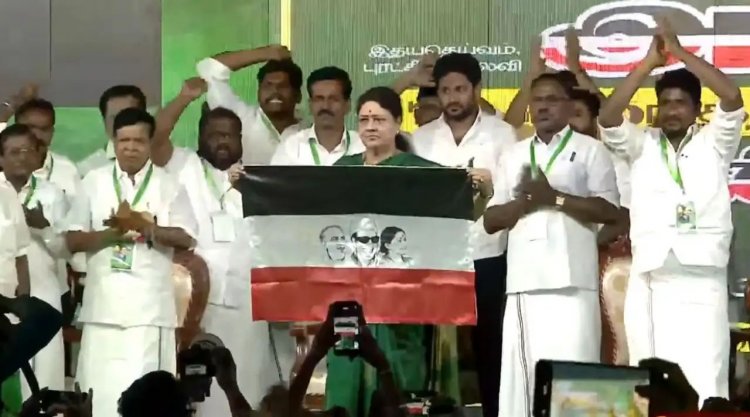 அண்ணா, எம்.ஜி.ஆர், ஜெ. படத்துடன் கொடி... பசும்பொன்னில் புதிய கட்சியை தொடங்கினார் சசிகலா .!