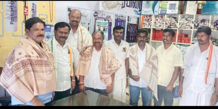 மேற்கு மாவட்ட காங்கிரஸ் தலைவராக பொறுப்பேற்றுள்ள ஹரிஸ் பாபு கட்சி நிர்வாகிகளை சந்தித்து வாழ்த்து பெற்றார்.!