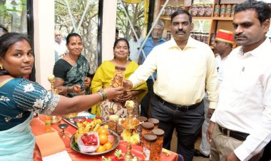 மகளிர் சுய உதவிக்குழுக்கள் தயாரிக்கும் பொருட்கள் விற்பனை மதி அங்காடியை மாவட்ட ஆட்சித்தலைவர் ச.தினேஷ் குமார் திறந்து வைத்தார். !