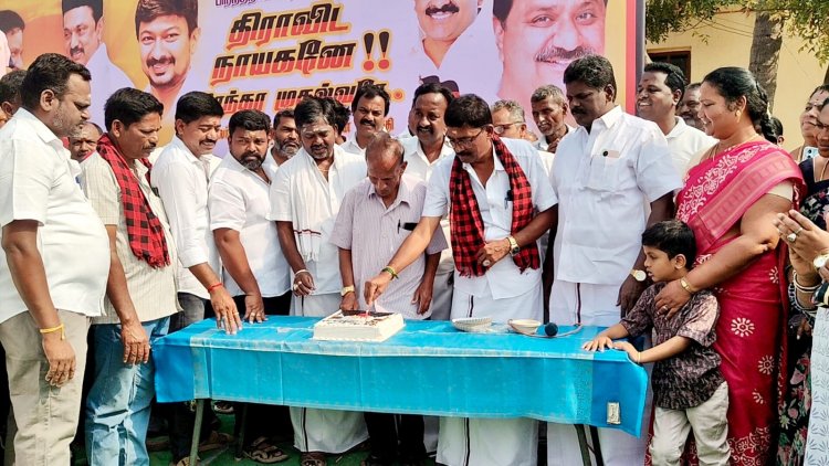 பர்கூர் ஒன்றியம் அஞ்சூர் கிராமத்தில் நடைப்பெற்ற தமிழக முதல்வர் பிறந்த நாளில் திமுகவினர் கேக் வெட்டி உற்சாகமாக கொண்டாடினர்.!