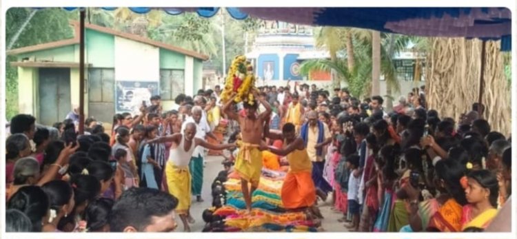 பக்தர்கள் மீது நடந்து சென்று பூசாரி ஆசி, குதிரைக்கு கொள்ளு சமைத்து படையளிட்ட கிராம மக்கள்.!