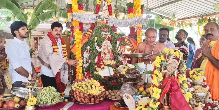 ஸ்ரீ சக்ர ஆஞ்சநேயர் திருக்கோவிலில் ஸ்ரீ சீதா ராமர் திருக்கல்யாணத்தை முன்னிட்டு நடைபெற்ற  ஊஞ்சல் உற்சவம்.!